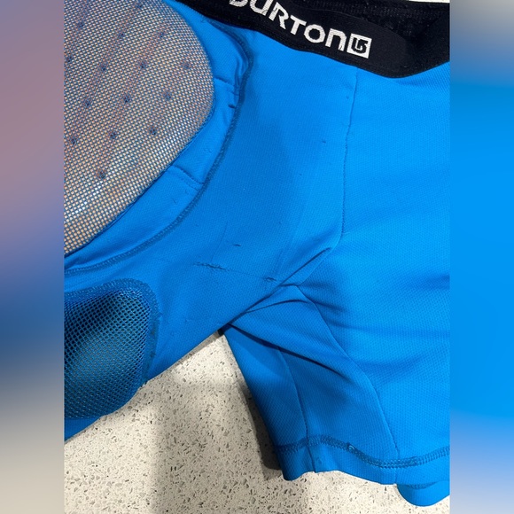 Burton Youth Size Medium Impact Shorts - Picture 2 of 4